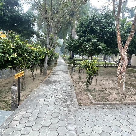 Chitwan Riverside Resort Sauraha Εξωτερικό φωτογραφία