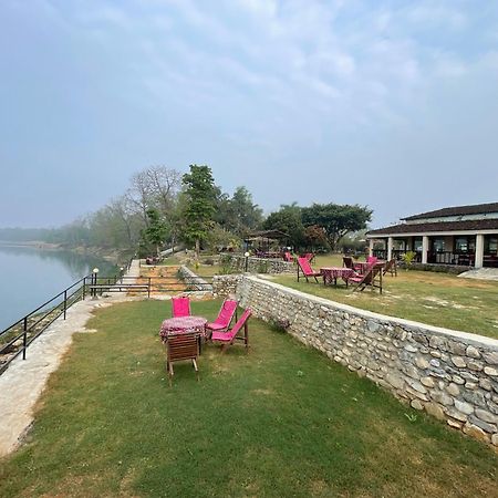 Chitwan Riverside Resort Sauraha Εξωτερικό φωτογραφία
