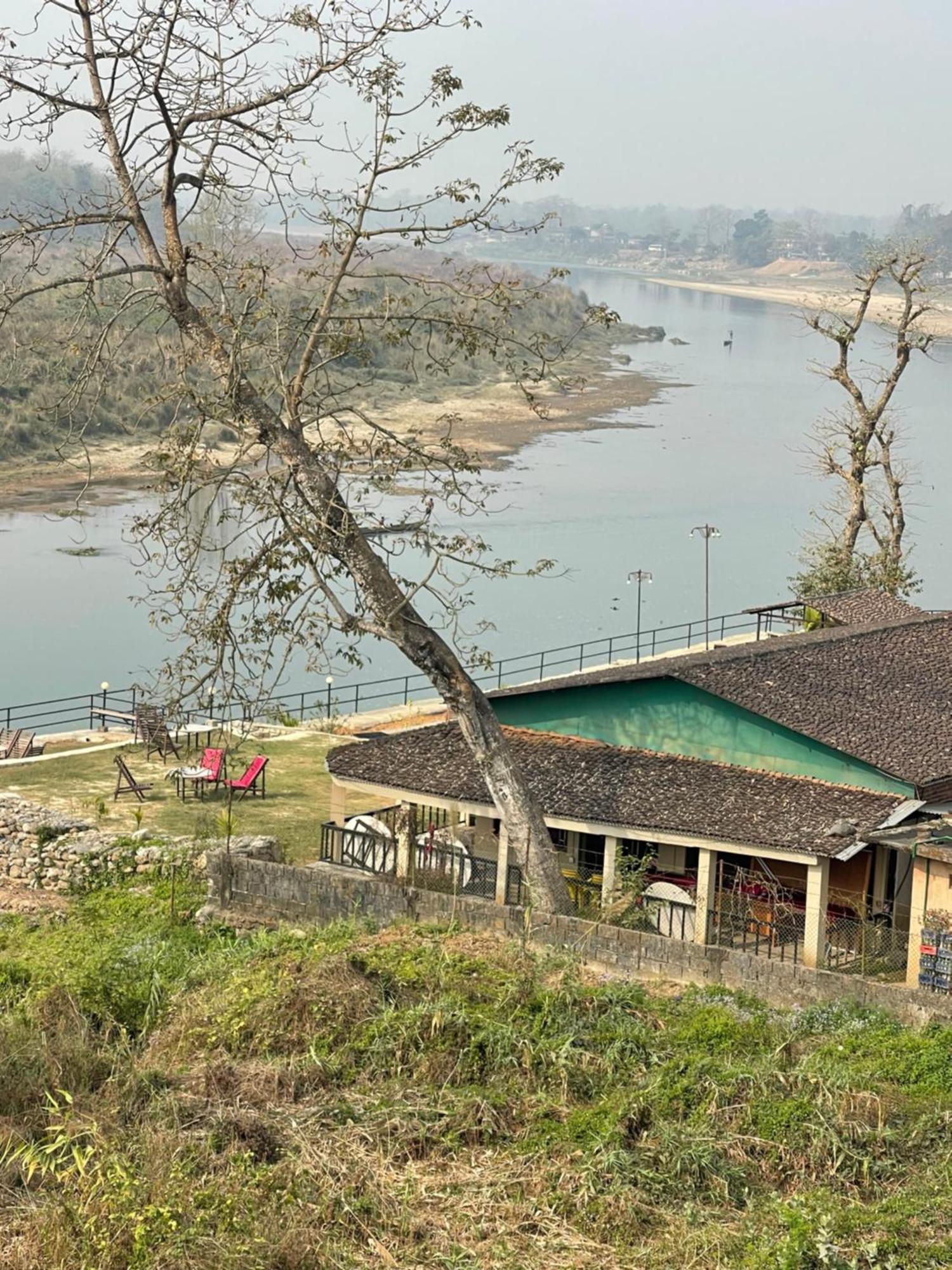 Chitwan Riverside Resort Sauraha Εξωτερικό φωτογραφία