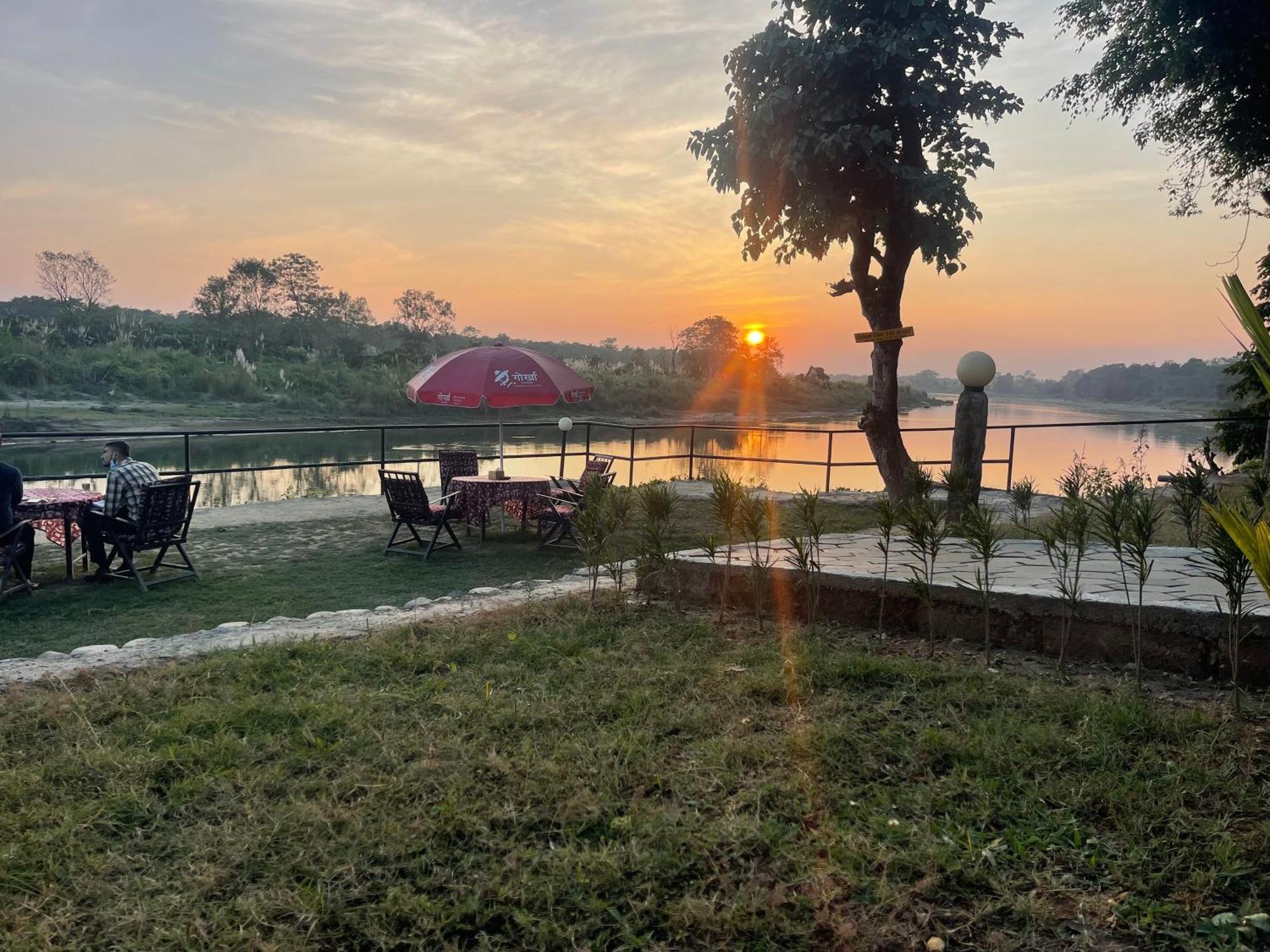 Chitwan Riverside Resort Sauraha Εξωτερικό φωτογραφία