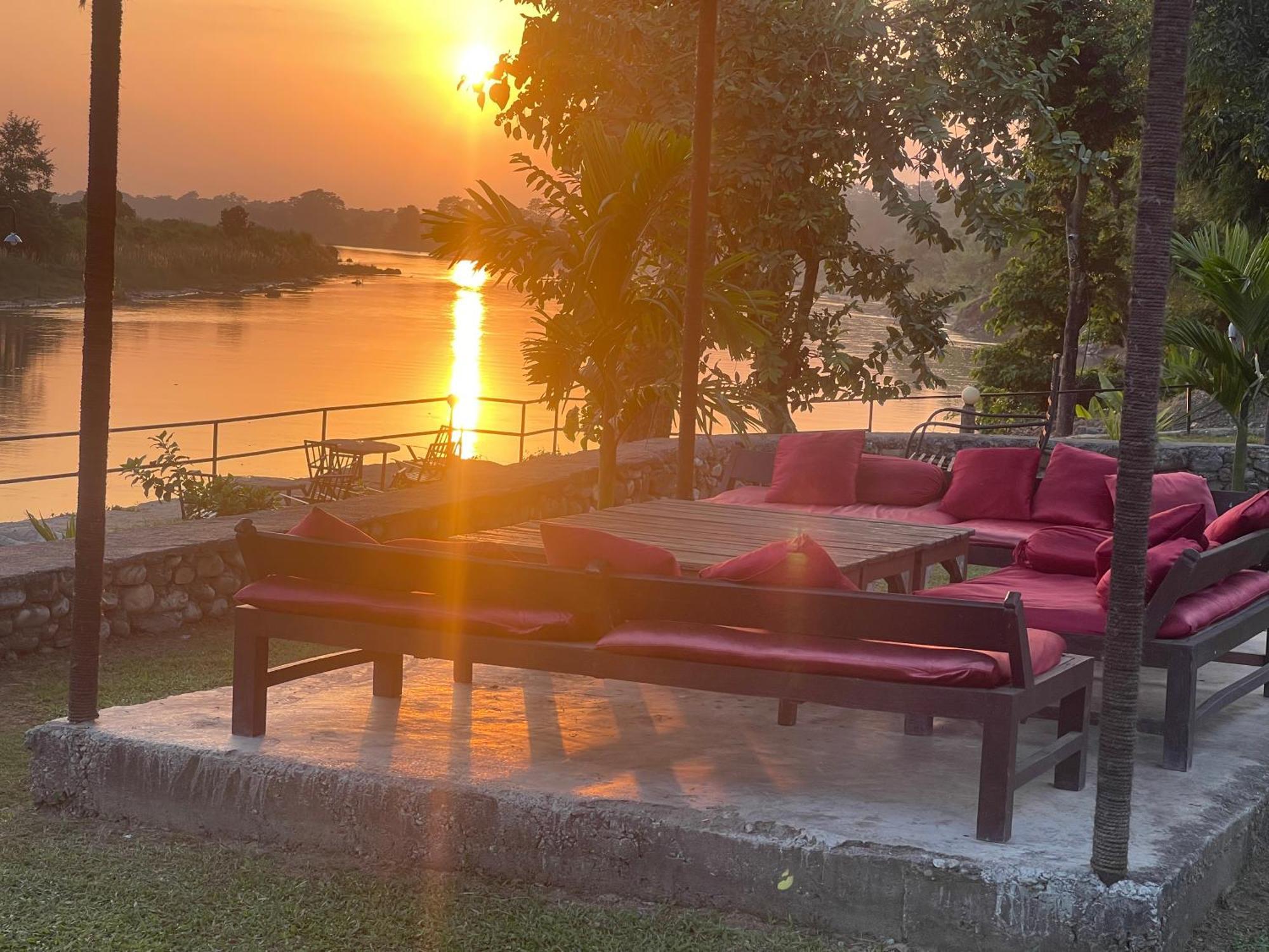 Chitwan Riverside Resort Sauraha Εξωτερικό φωτογραφία