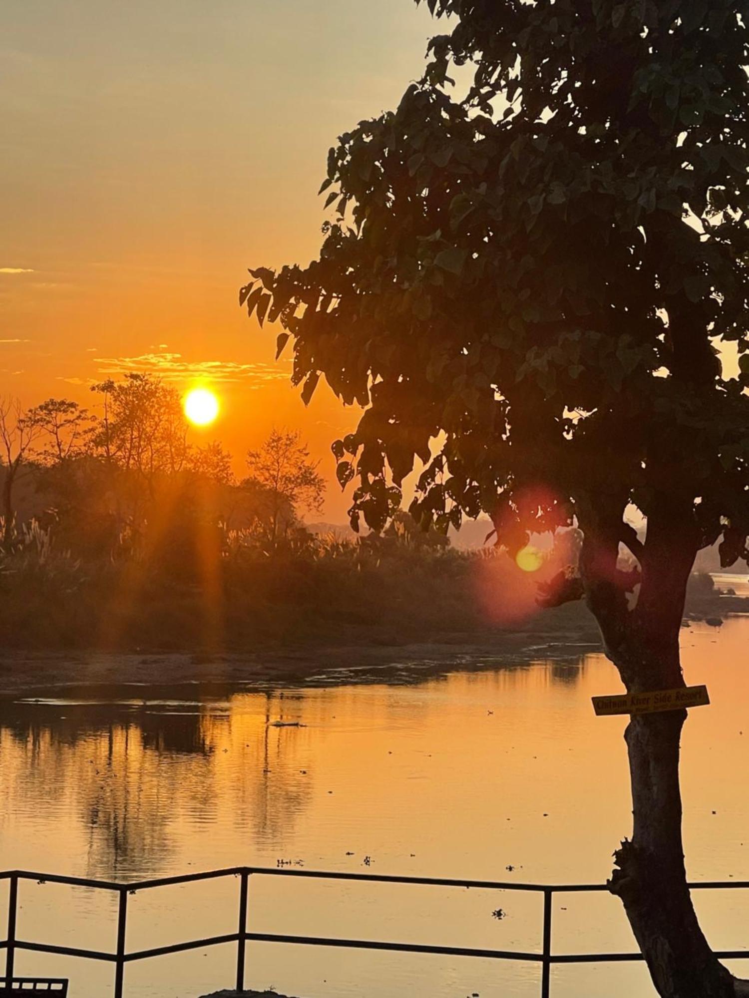 Chitwan Riverside Resort Sauraha Εξωτερικό φωτογραφία