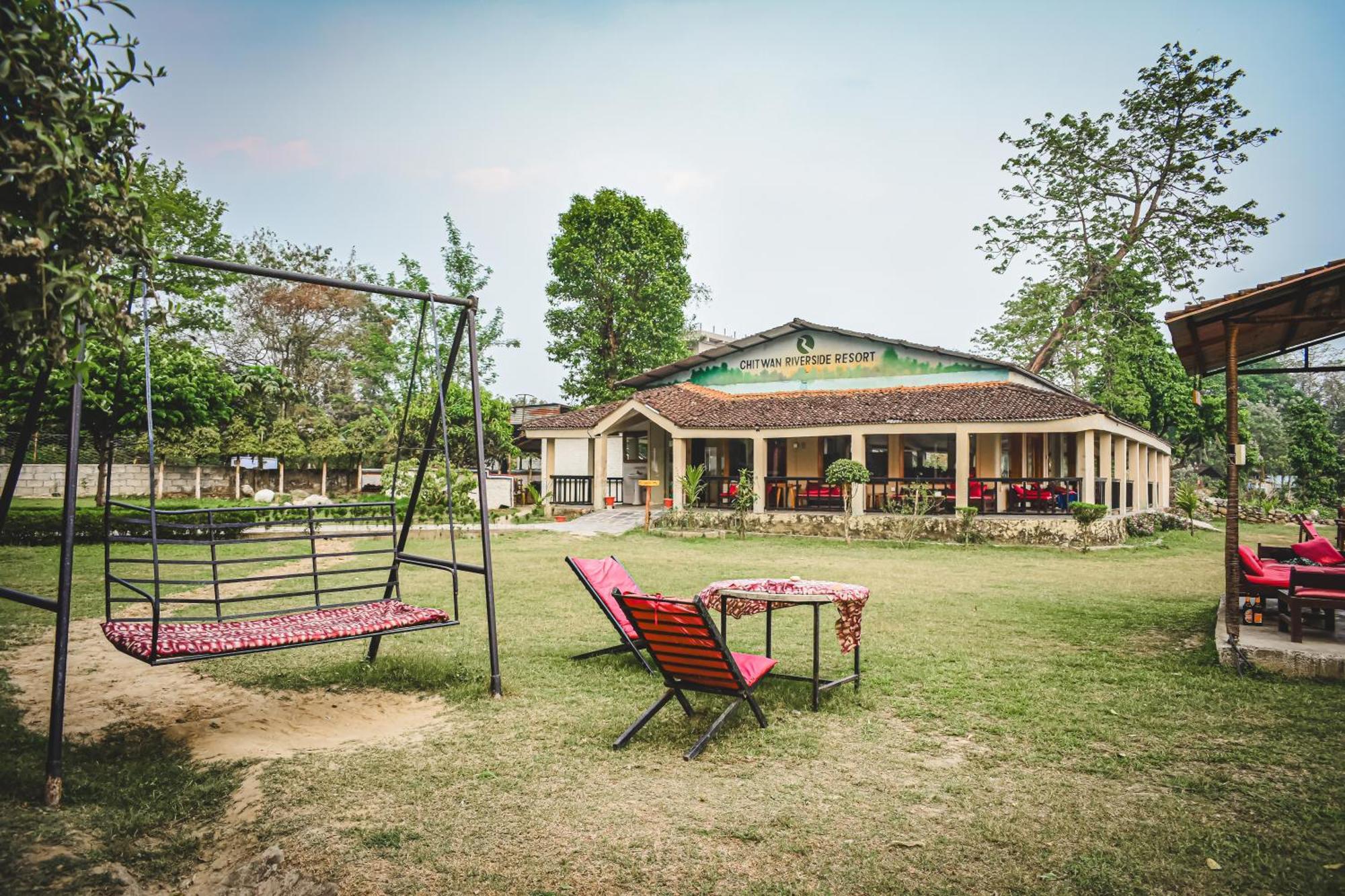 Chitwan Riverside Resort Sauraha Εξωτερικό φωτογραφία