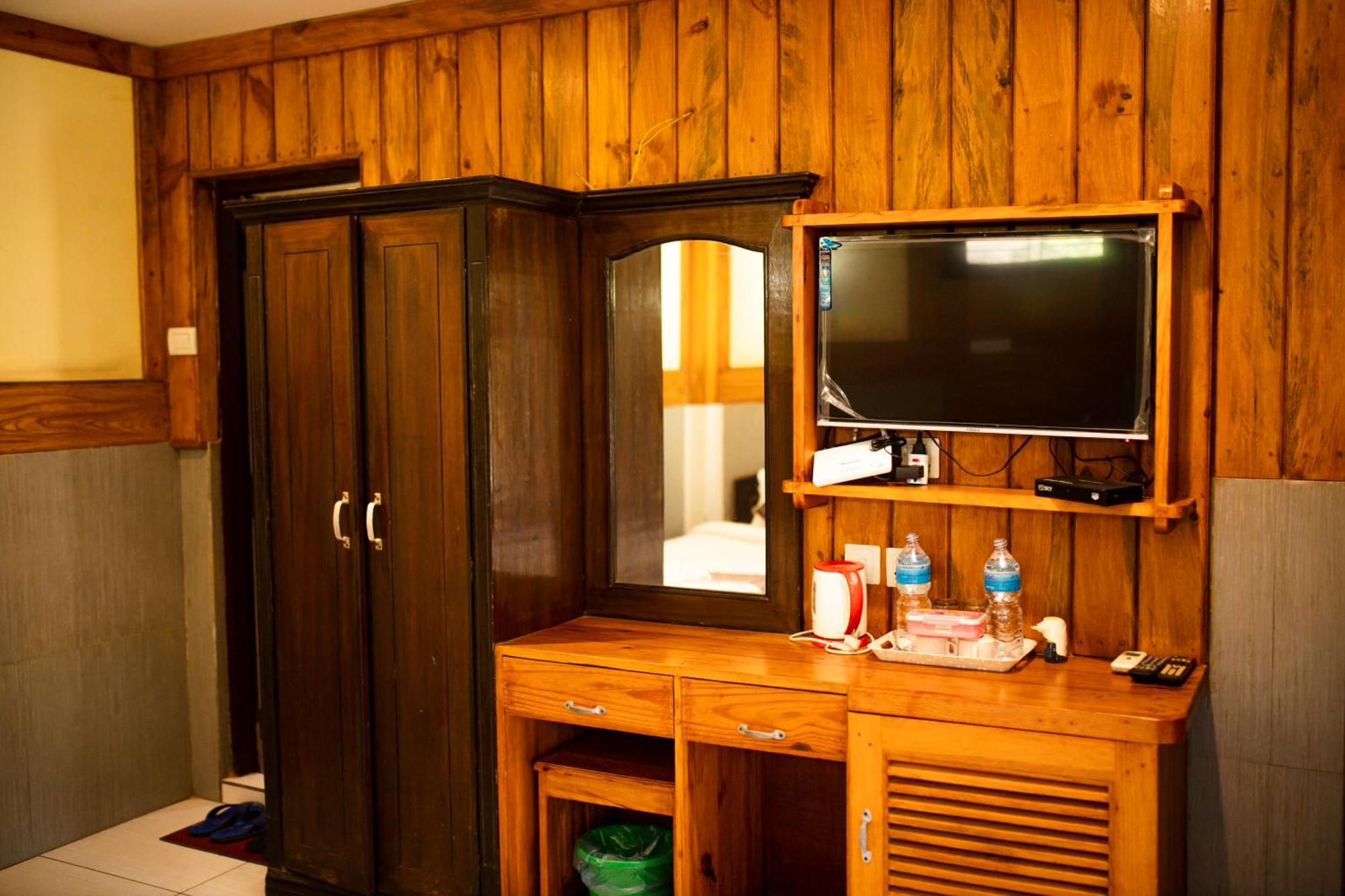 Chitwan Riverside Resort Sauraha Εξωτερικό φωτογραφία