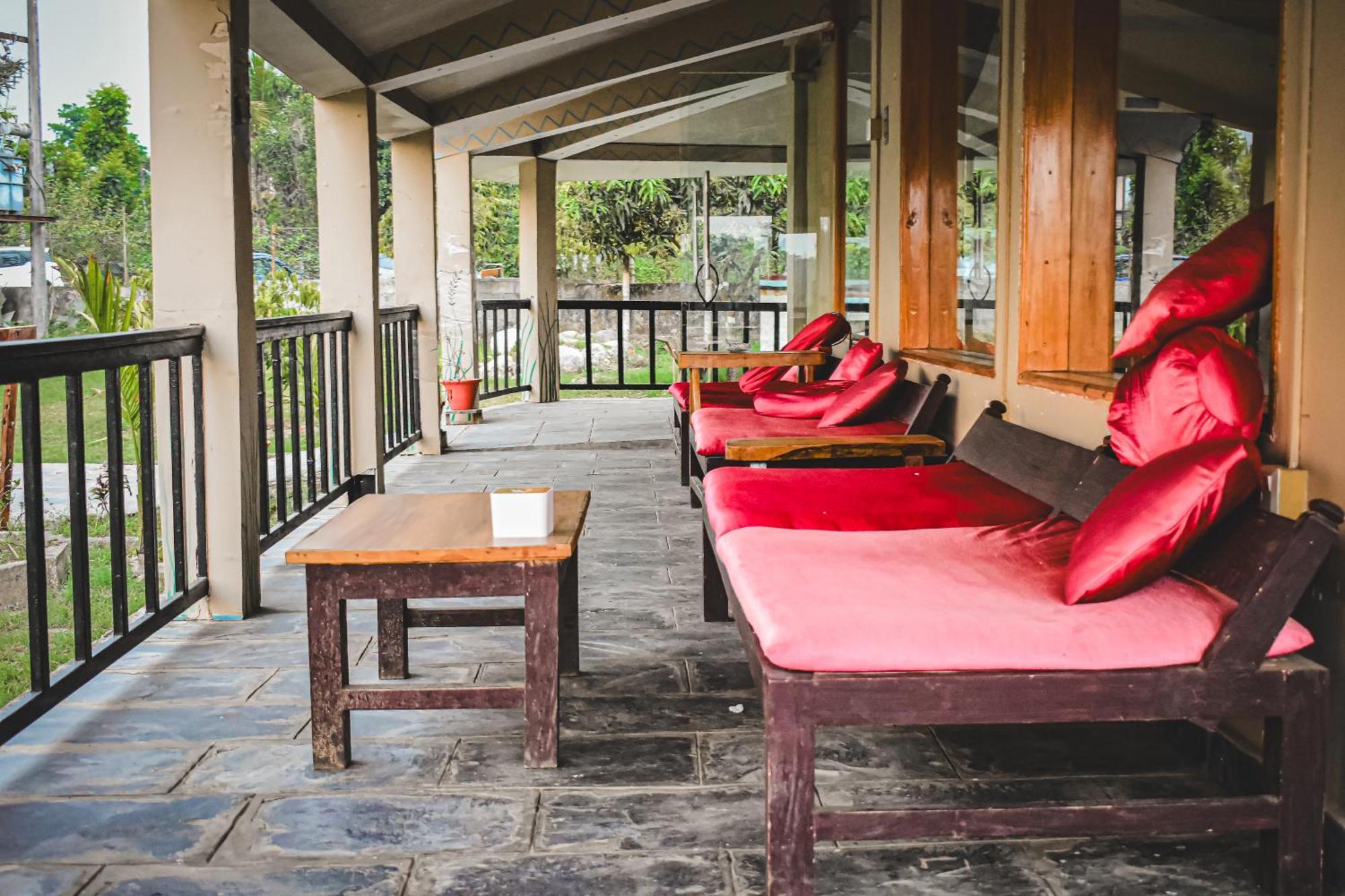 Chitwan Riverside Resort Sauraha Εξωτερικό φωτογραφία