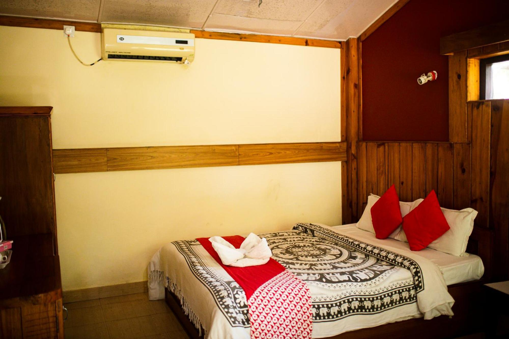 Chitwan Riverside Resort Sauraha Εξωτερικό φωτογραφία