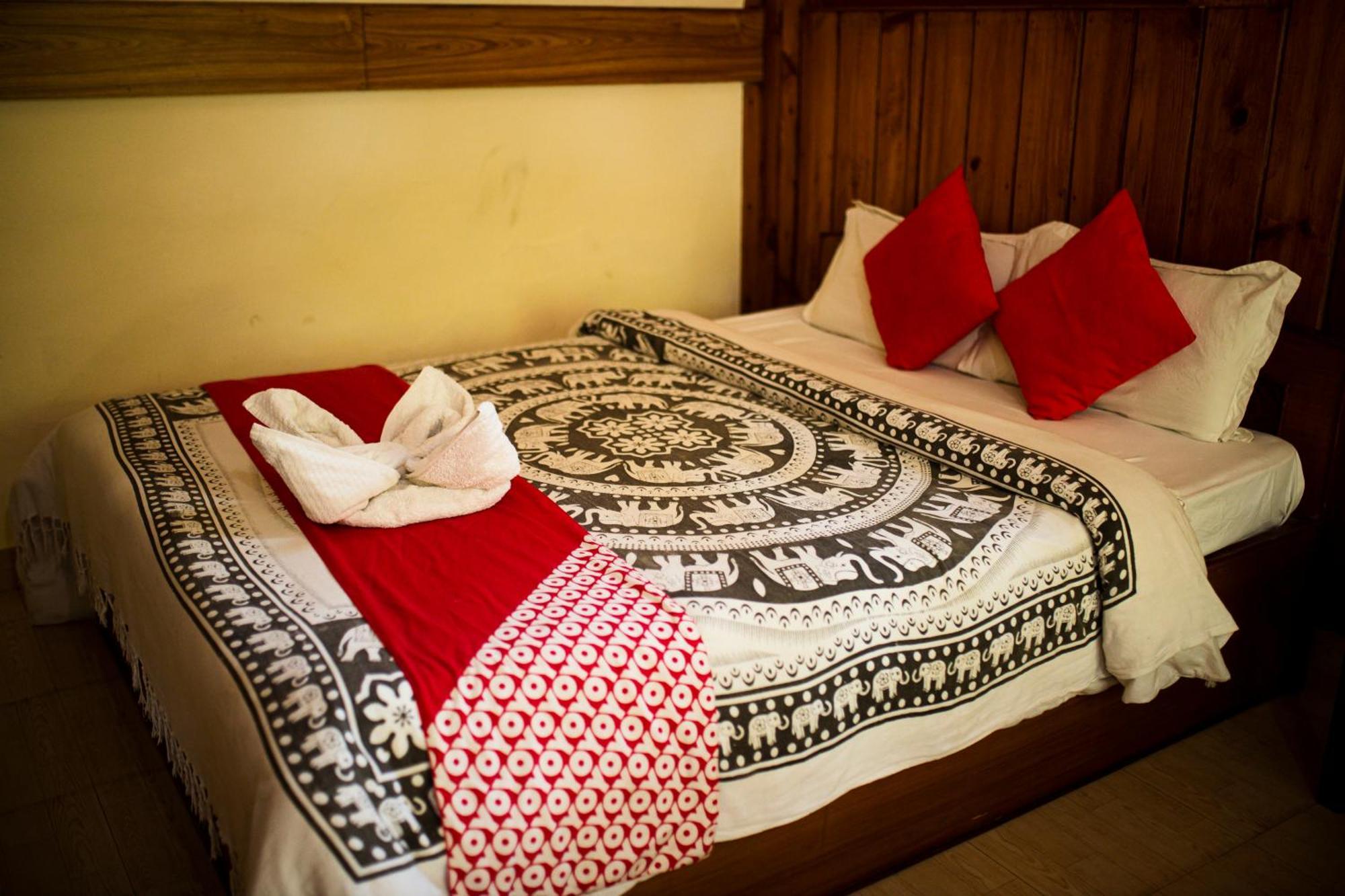 Chitwan Riverside Resort Sauraha Εξωτερικό φωτογραφία