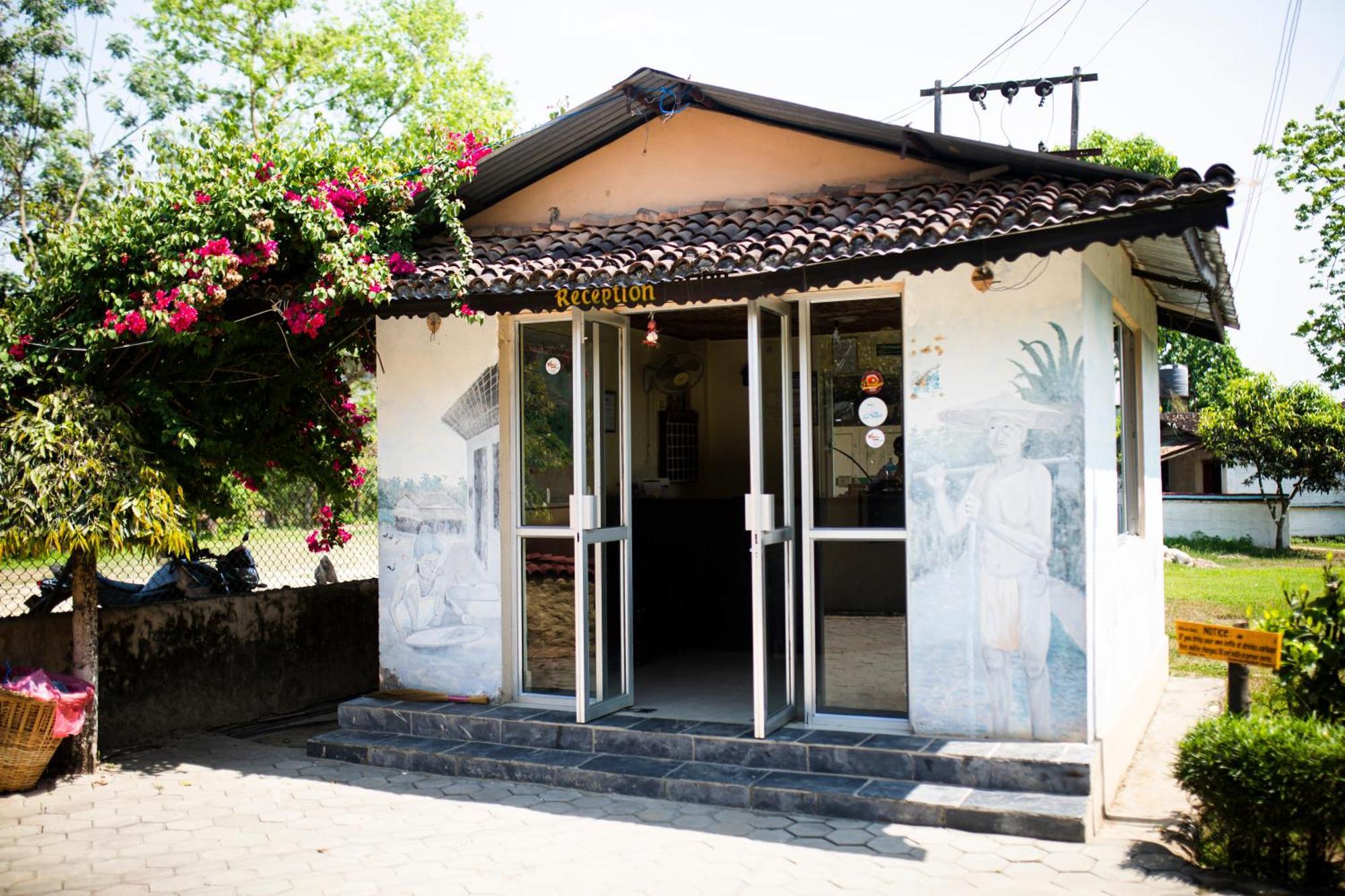 Chitwan Riverside Resort Sauraha Εξωτερικό φωτογραφία
