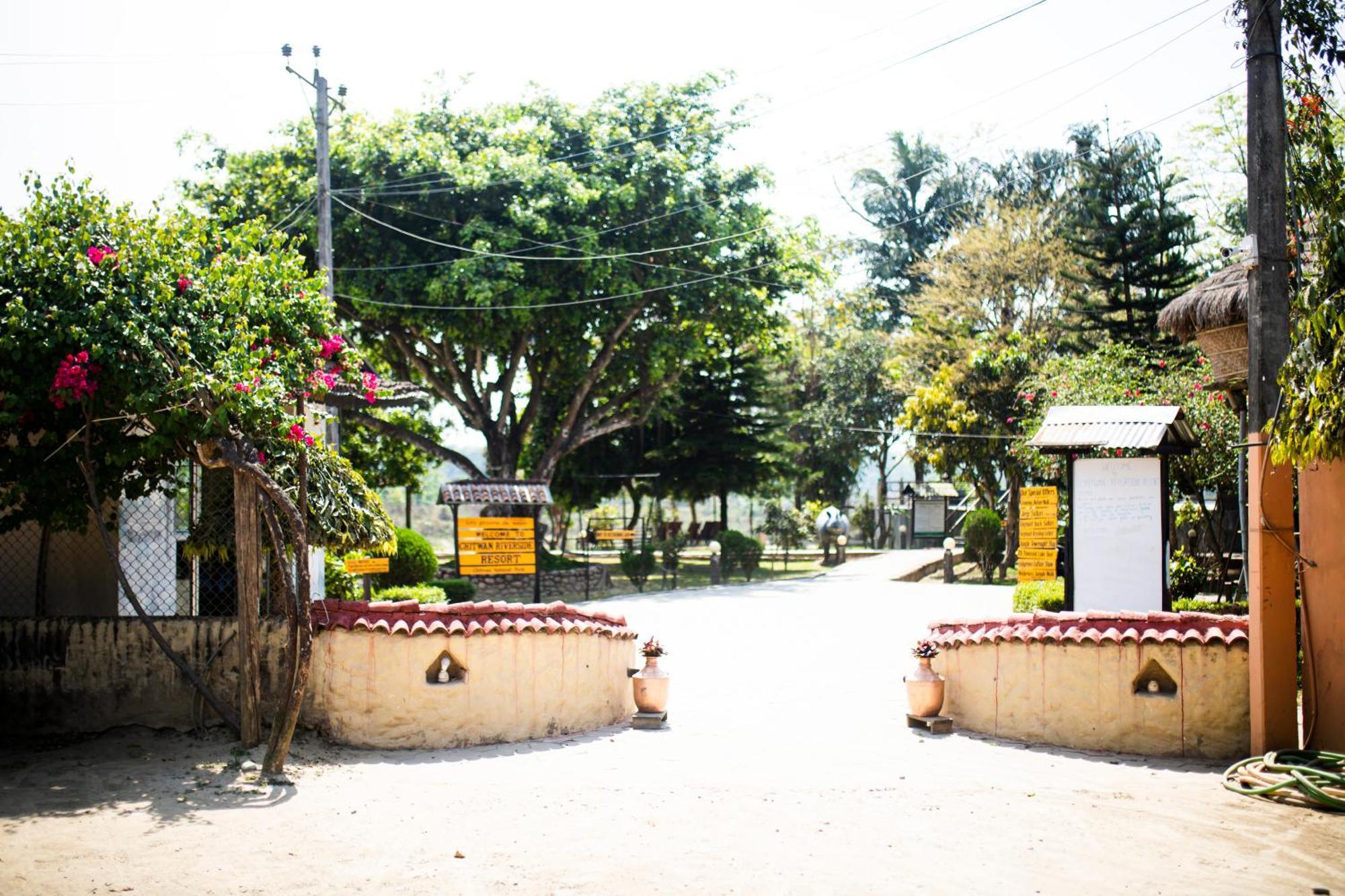 Chitwan Riverside Resort Sauraha Εξωτερικό φωτογραφία