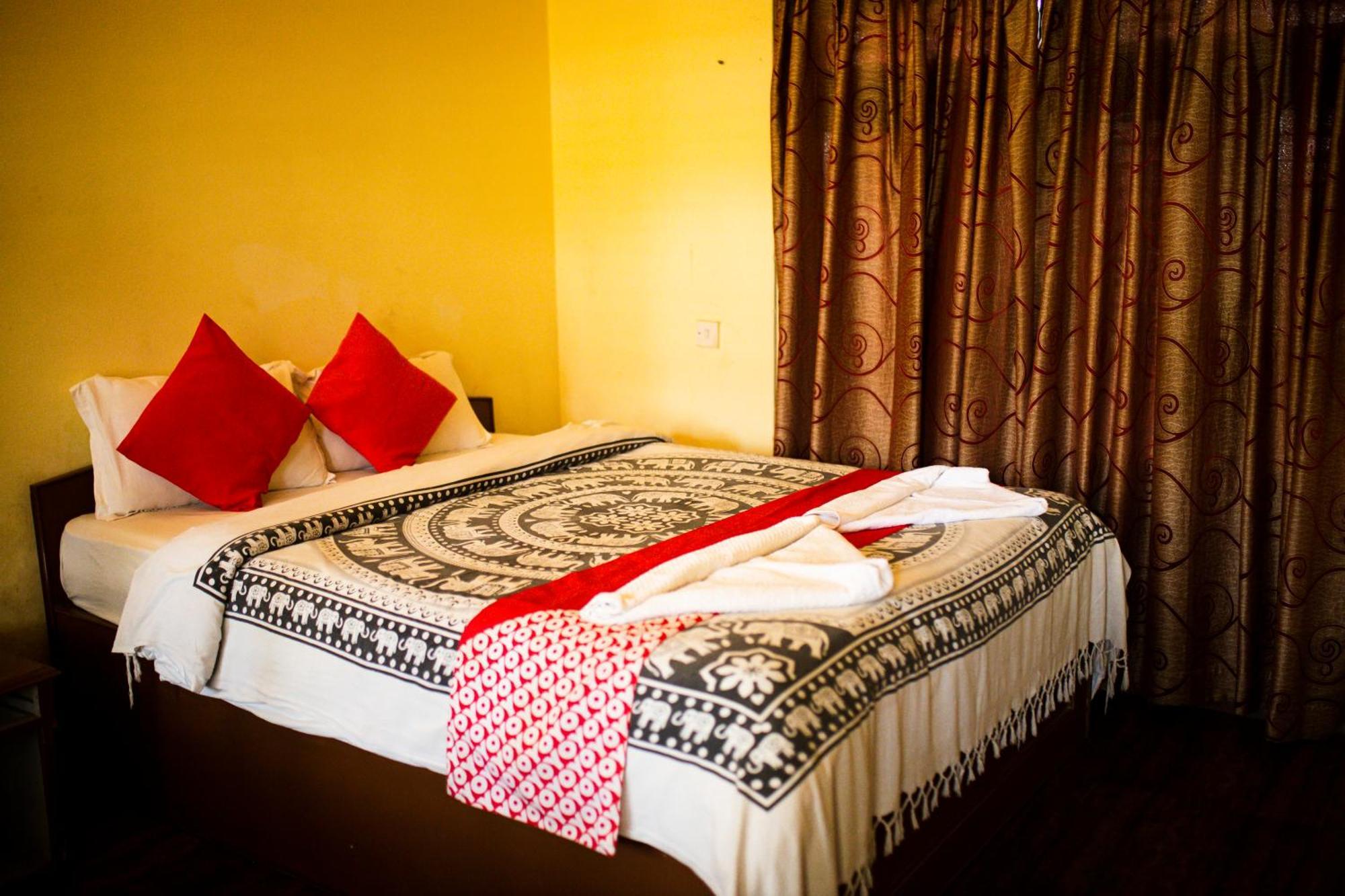 Chitwan Riverside Resort Sauraha Εξωτερικό φωτογραφία