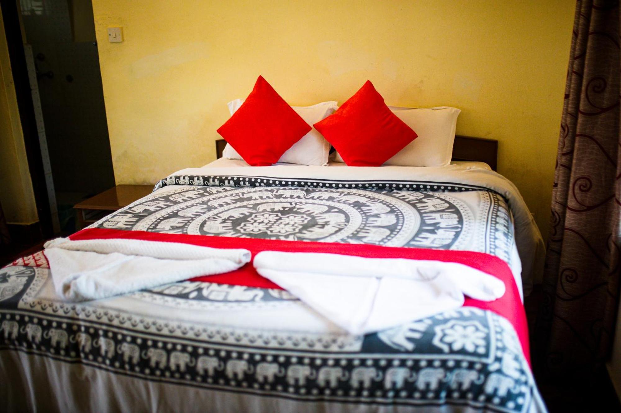 Chitwan Riverside Resort Sauraha Εξωτερικό φωτογραφία