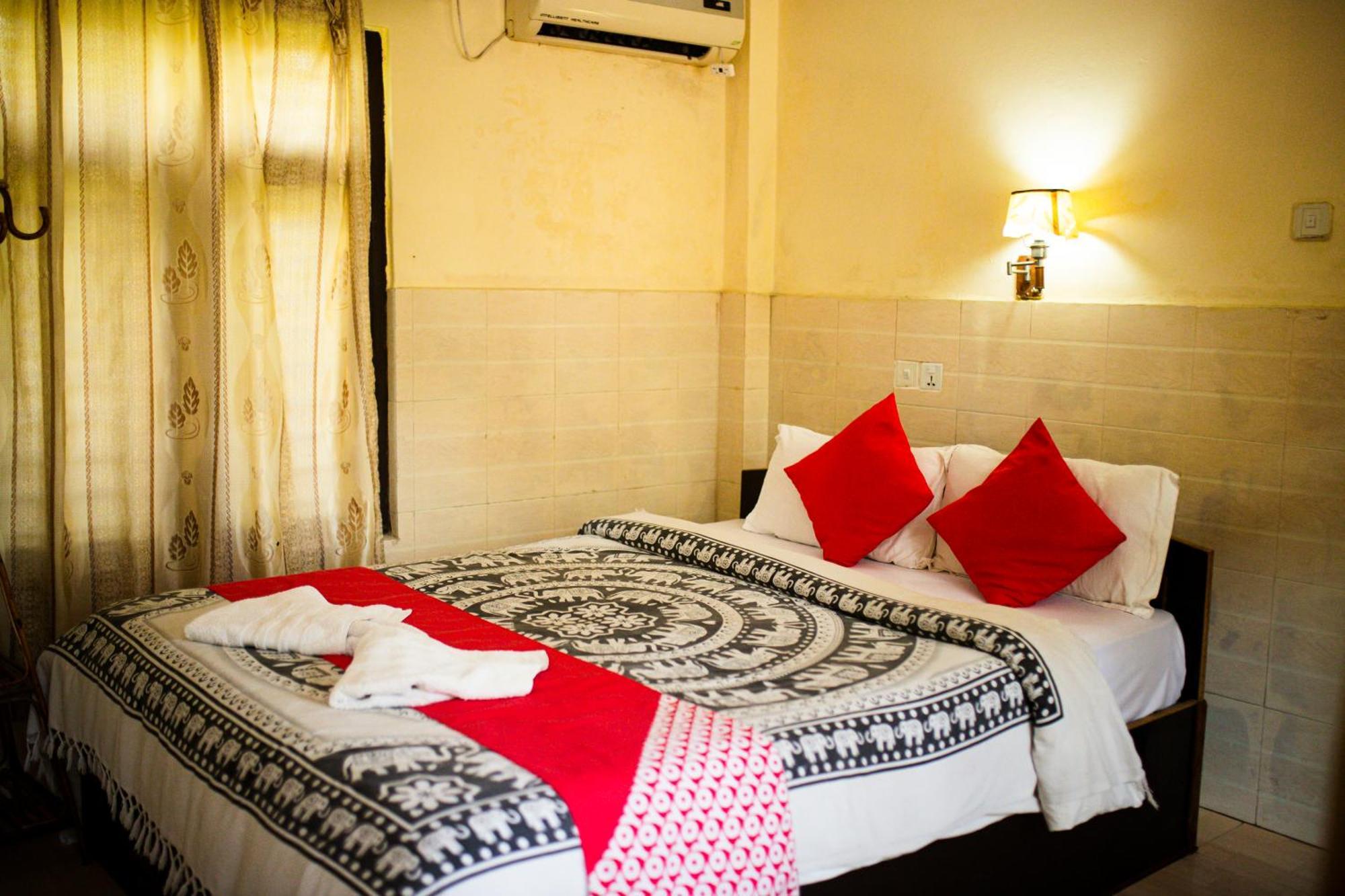 Chitwan Riverside Resort Sauraha Εξωτερικό φωτογραφία