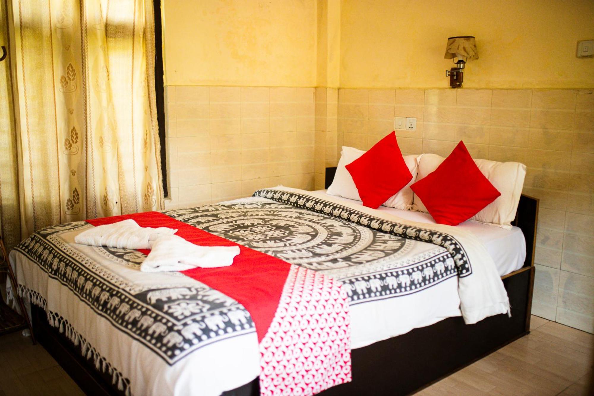 Chitwan Riverside Resort Sauraha Εξωτερικό φωτογραφία