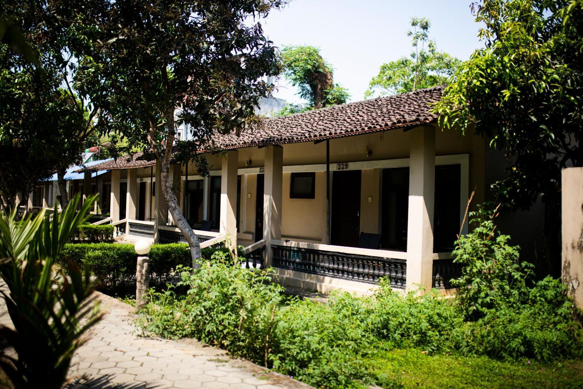 Chitwan Riverside Resort Sauraha Εξωτερικό φωτογραφία