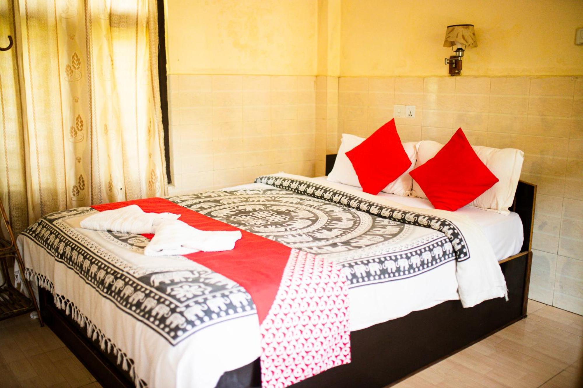 Chitwan Riverside Resort Sauraha Εξωτερικό φωτογραφία