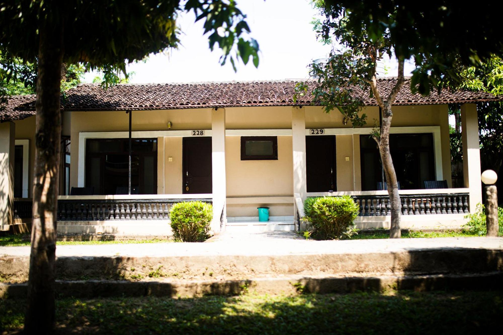 Chitwan Riverside Resort Sauraha Εξωτερικό φωτογραφία
