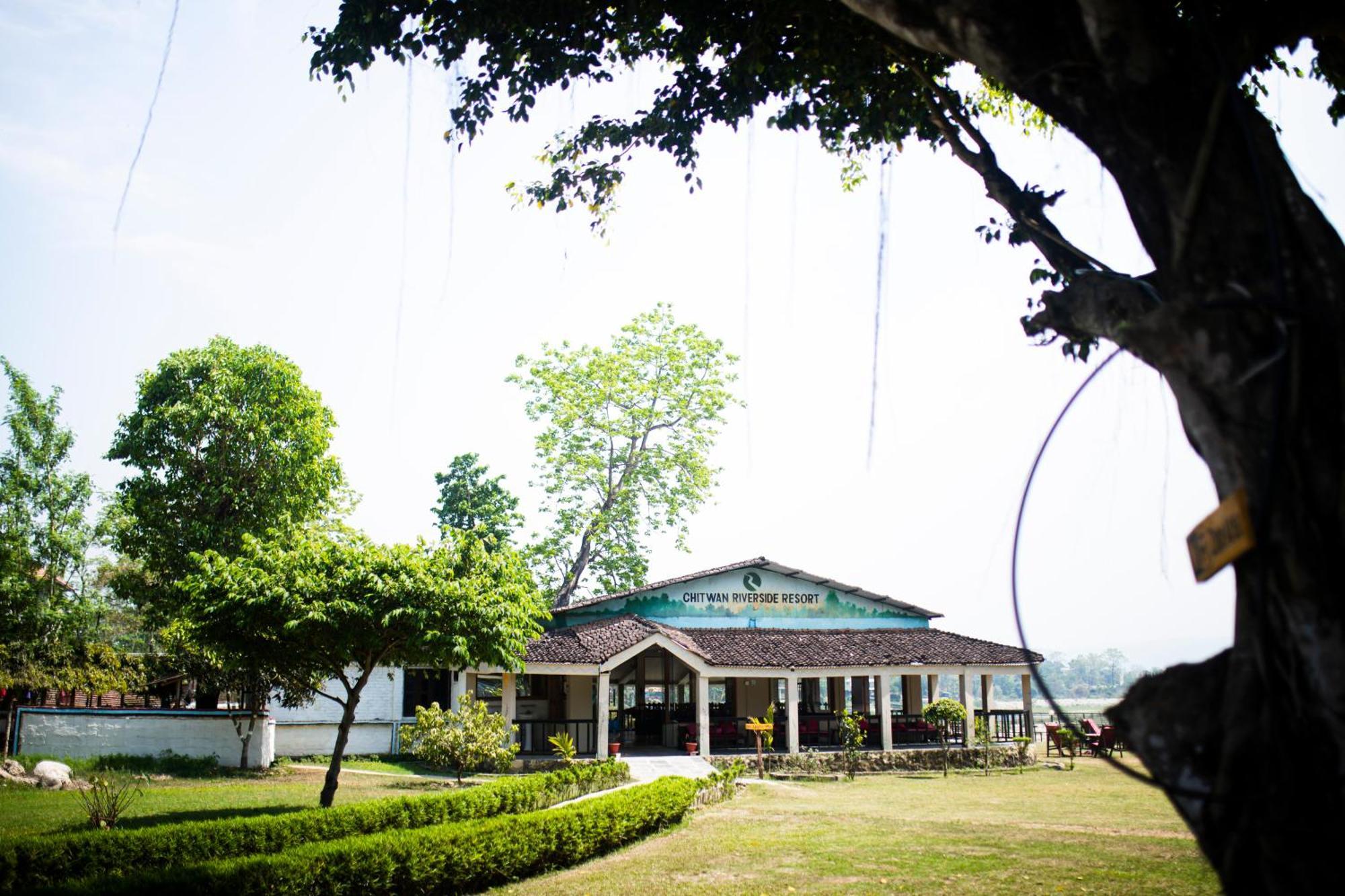 Chitwan Riverside Resort Sauraha Εξωτερικό φωτογραφία