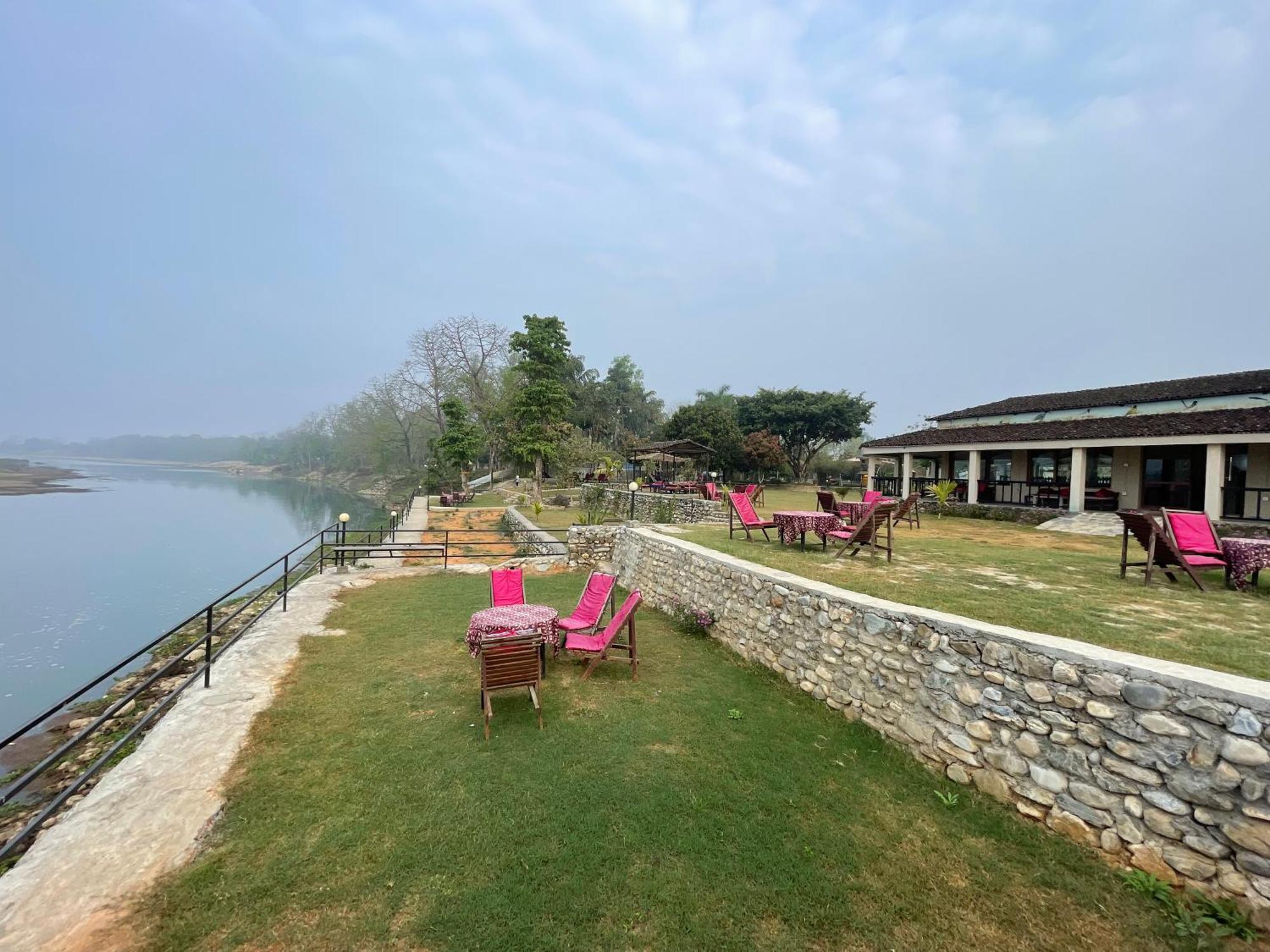 Chitwan Riverside Resort Sauraha Εξωτερικό φωτογραφία