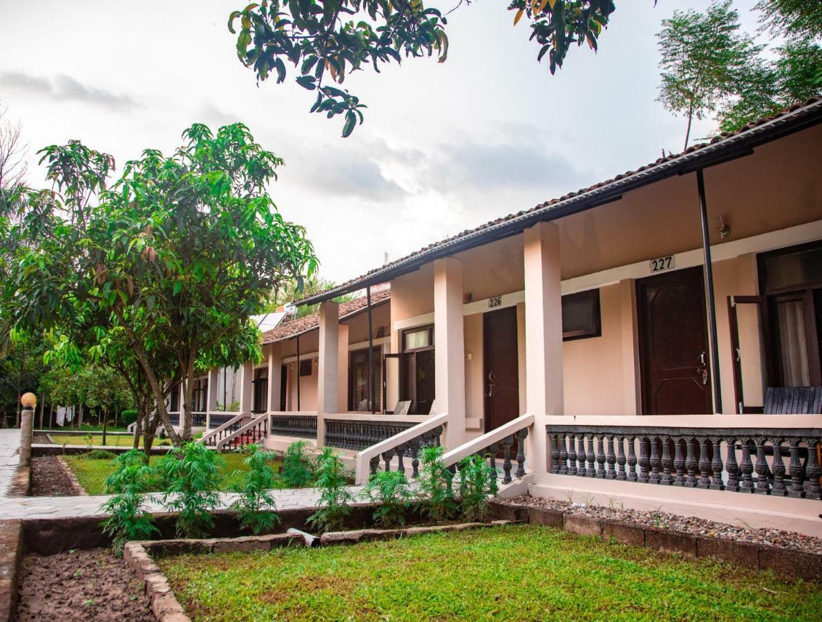 Chitwan Riverside Resort Sauraha Εξωτερικό φωτογραφία