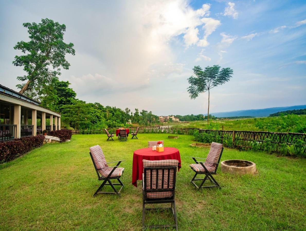 Chitwan Riverside Resort Sauraha Εξωτερικό φωτογραφία