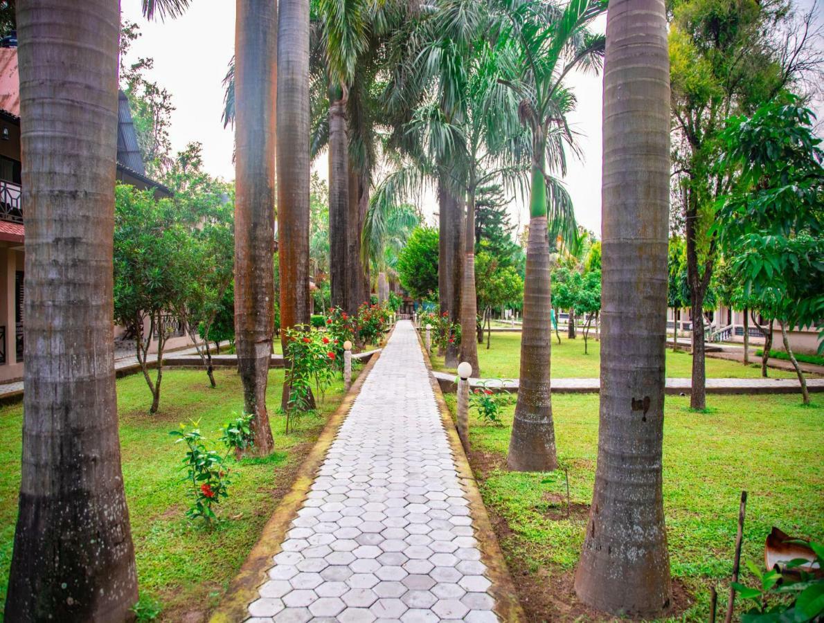 Chitwan Riverside Resort Sauraha Εξωτερικό φωτογραφία
