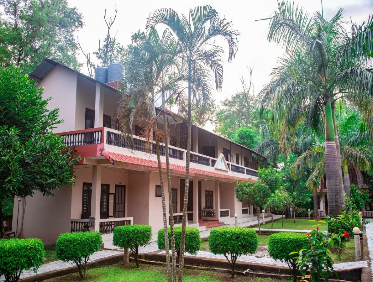 Chitwan Riverside Resort Sauraha Εξωτερικό φωτογραφία