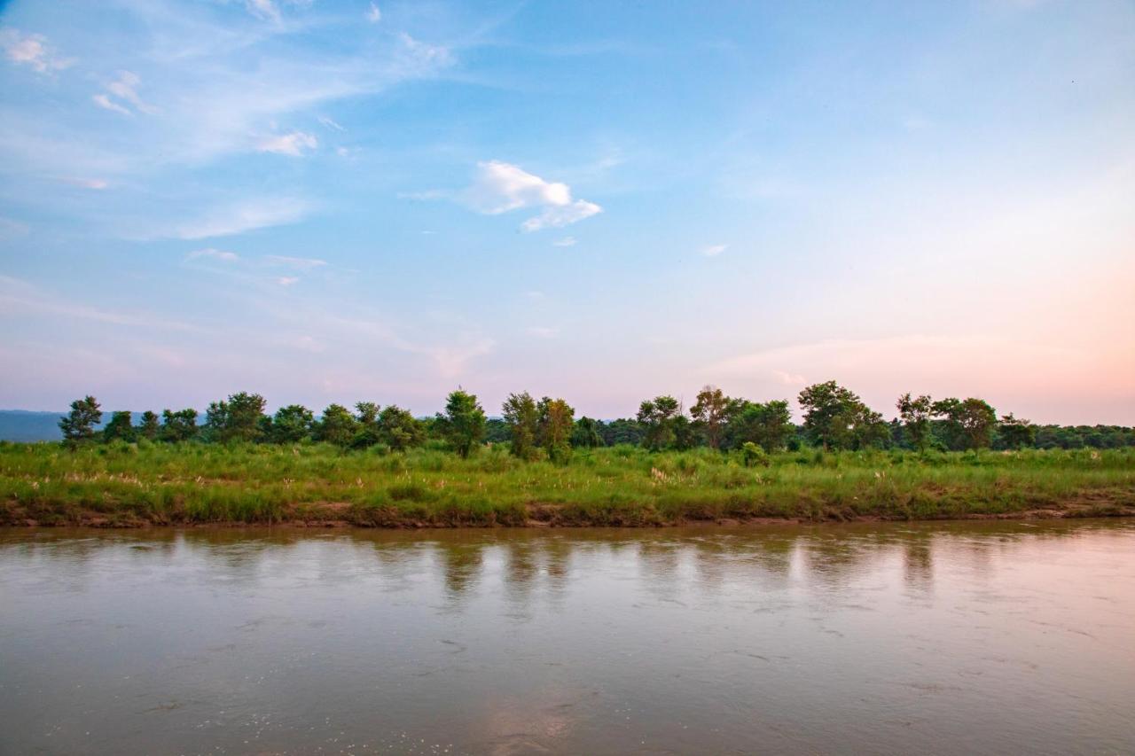 Chitwan Riverside Resort Sauraha Εξωτερικό φωτογραφία