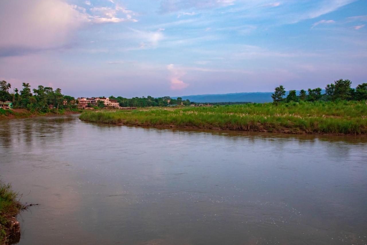 Chitwan Riverside Resort Sauraha Εξωτερικό φωτογραφία